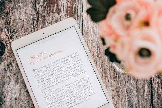 Экран планшета с текстом