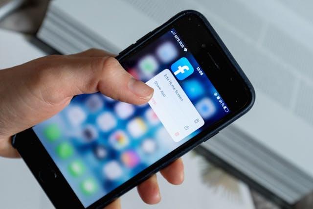 Смартфон с открытым меню